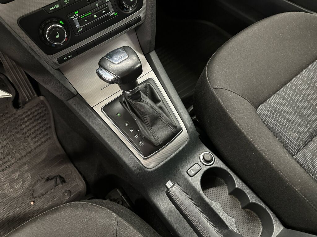 Skoda Octavia 2012 Valkoinen