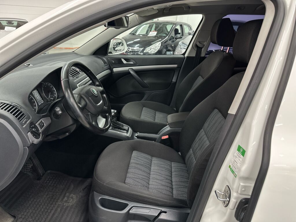 Skoda Octavia 2012 Valkoinen