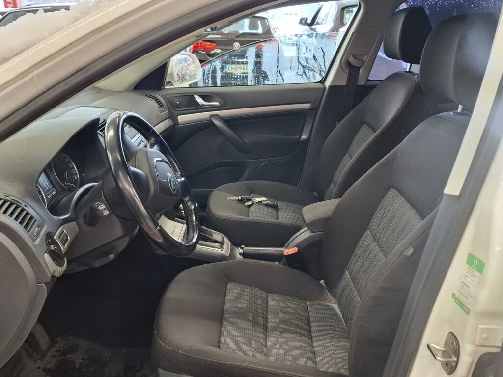 Skoda Octavia 2012 Valkoinen