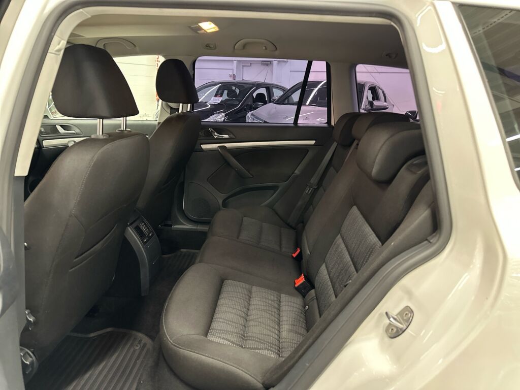 Skoda Octavia 2012 Valkoinen