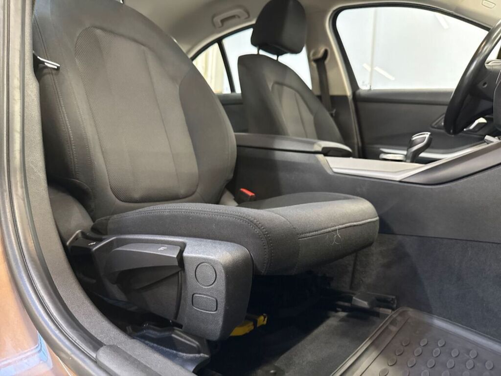BMW 330 2019 Ruskea (beige)