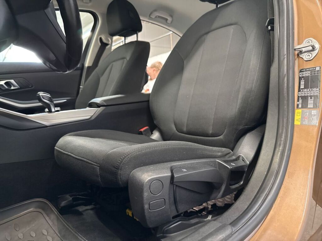 BMW 330 2019 Ruskea (beige)