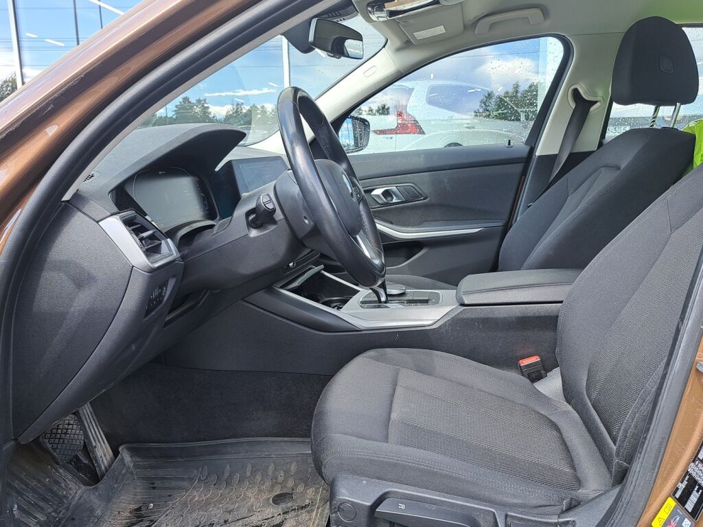 BMW 330 2019 Ruskea (beige)