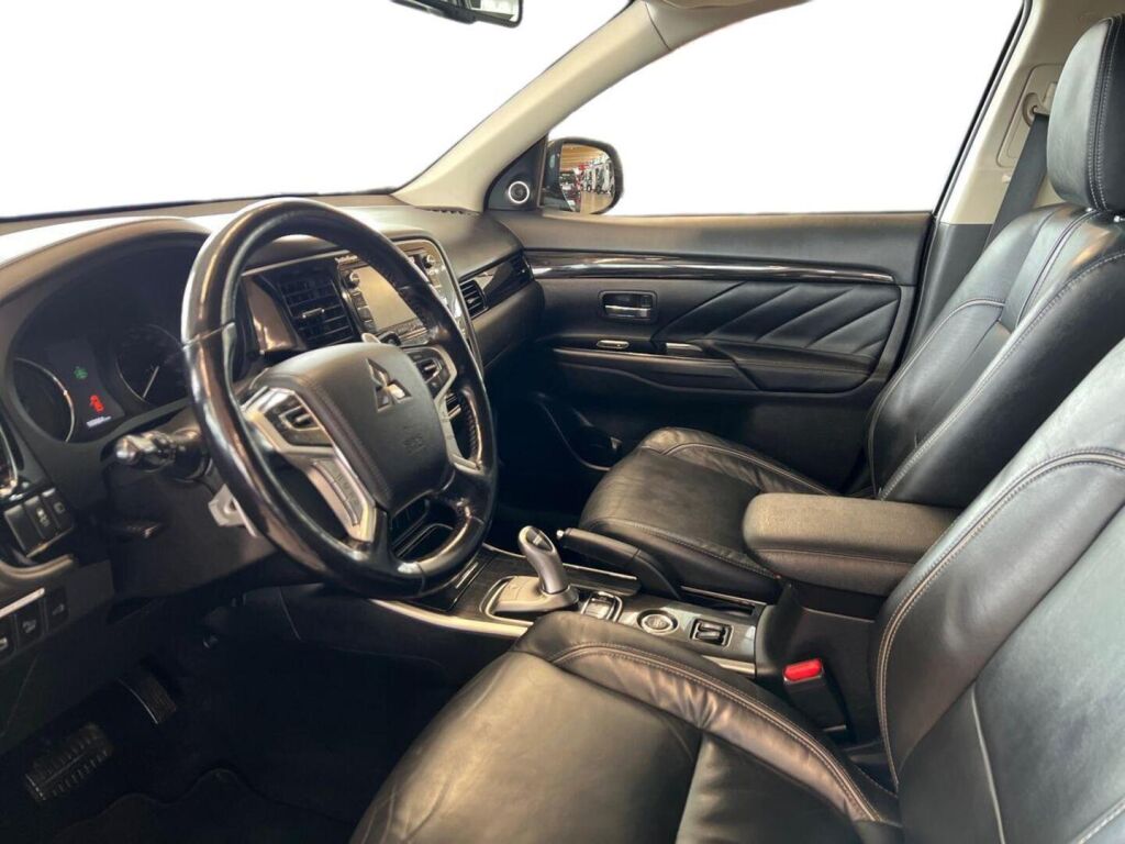 Mitsubishi Outlander PHEV 2016 Musta