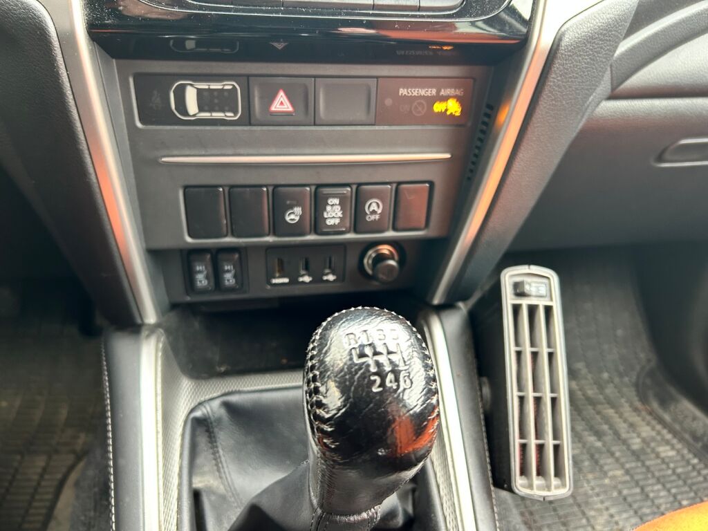 Mitsubishi L200 2020 Oranssi