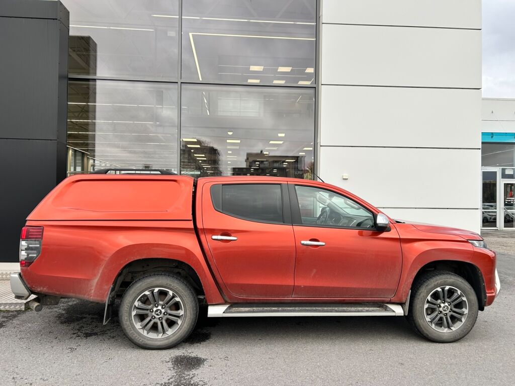 Mitsubishi L200 2020 Oranssi
