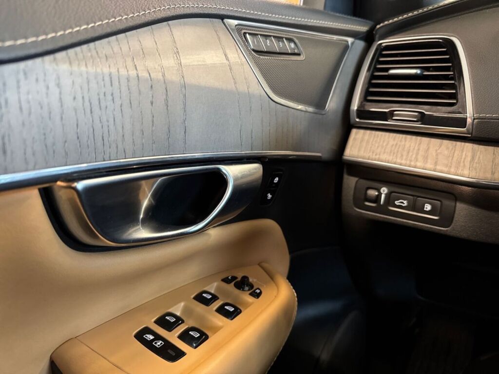 Volvo XC90 2020 Musta