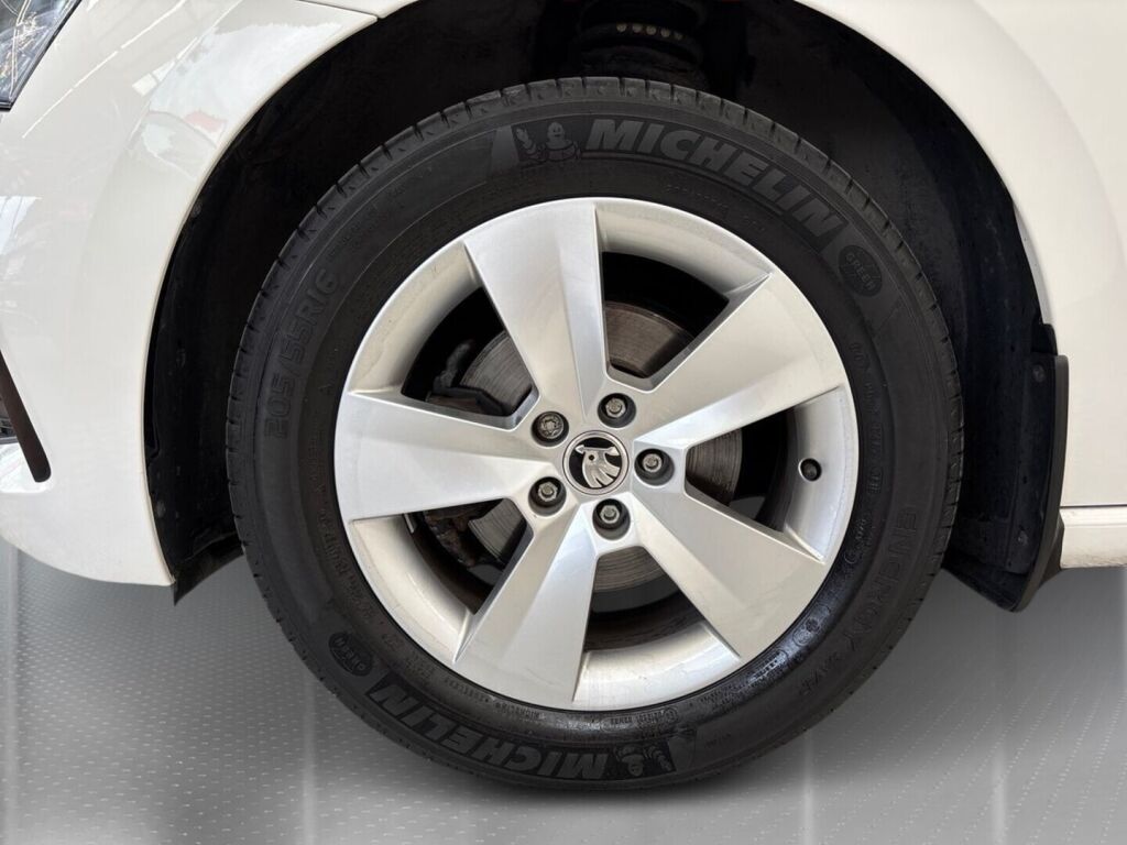 Skoda Scala 2019 Valkoinen