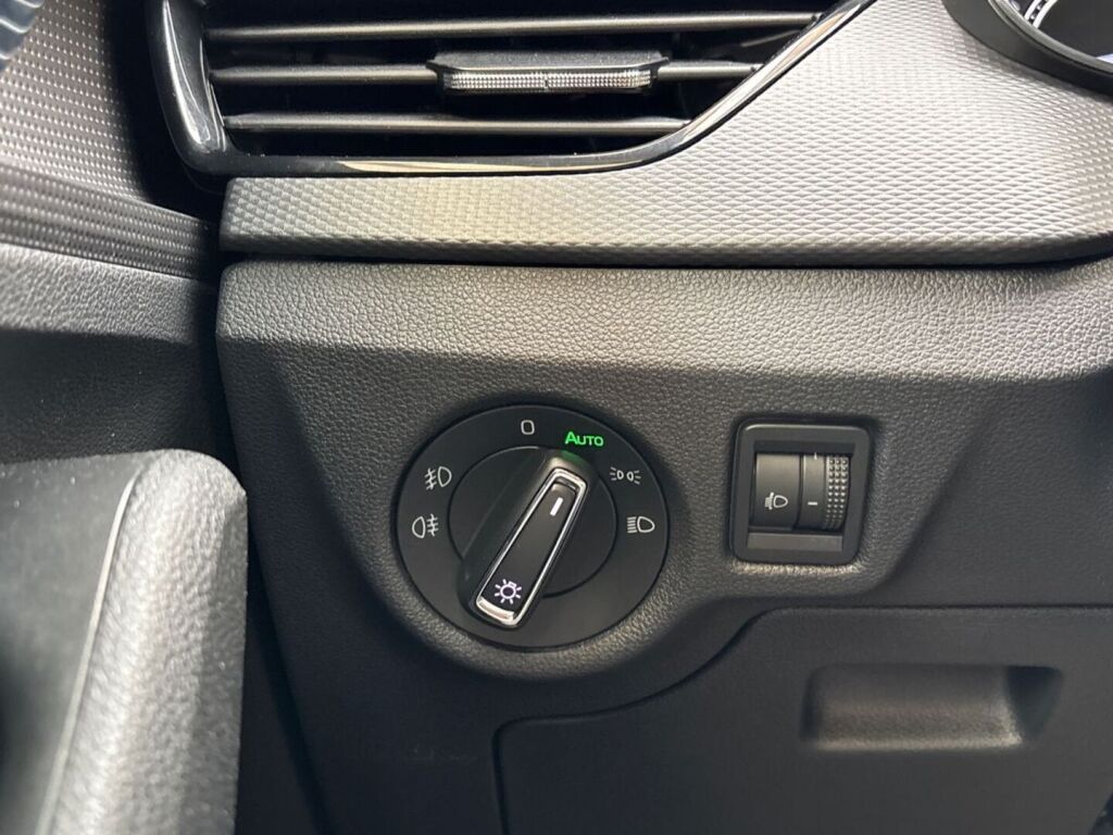Skoda Scala 2019 Valkoinen