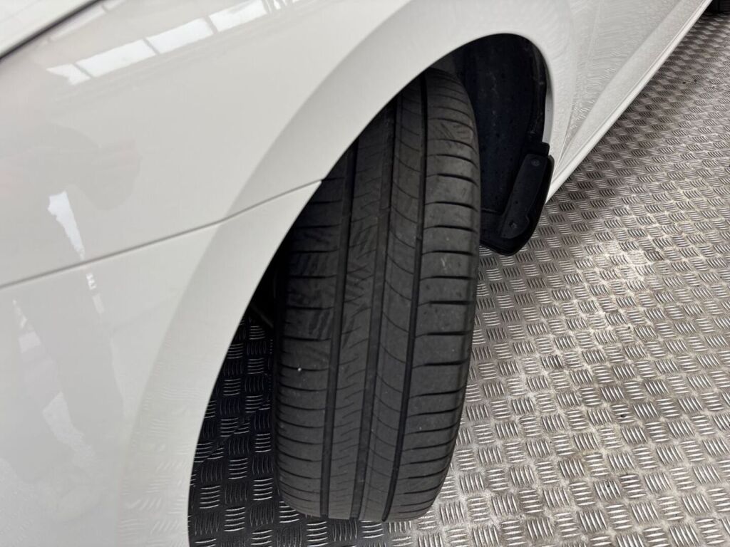 Skoda Scala 2019 Valkoinen