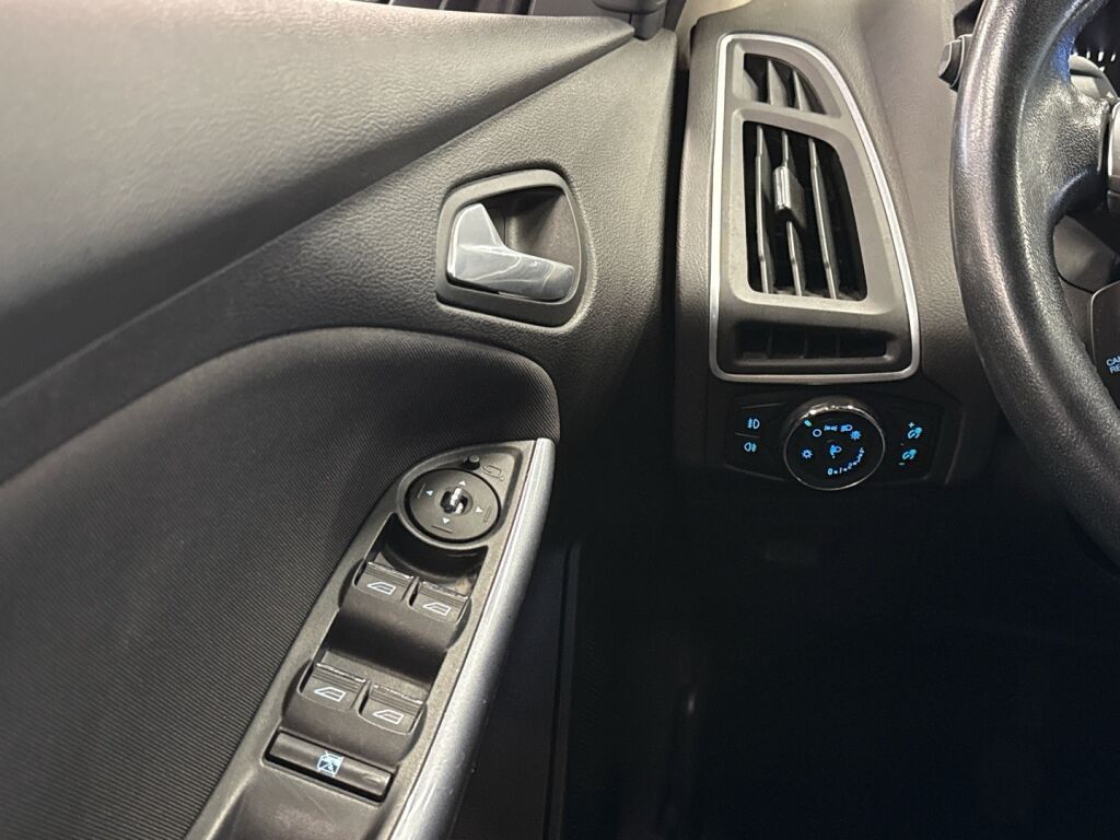 Ford Focus 2014 Punainen