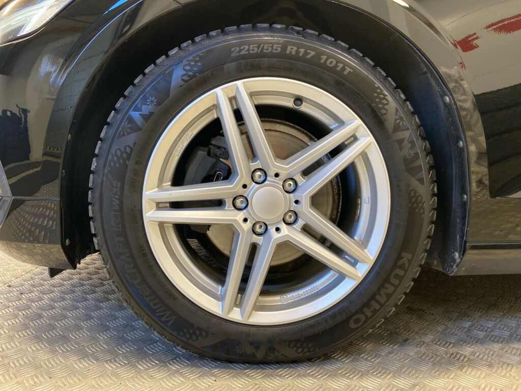 Volvo V60 2019 Musta