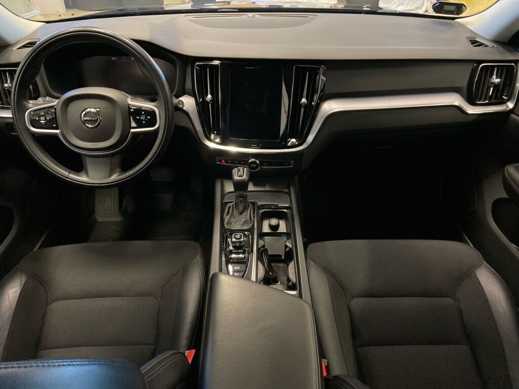 Volvo V60 2019 Musta