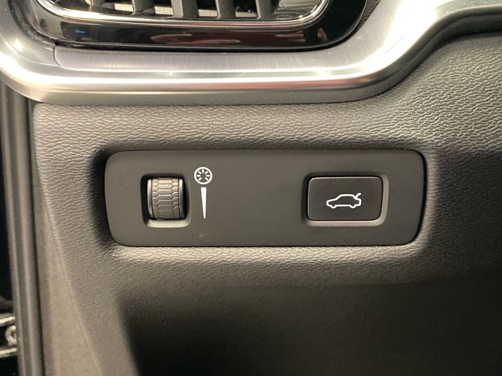 Volvo V60 2019 Musta