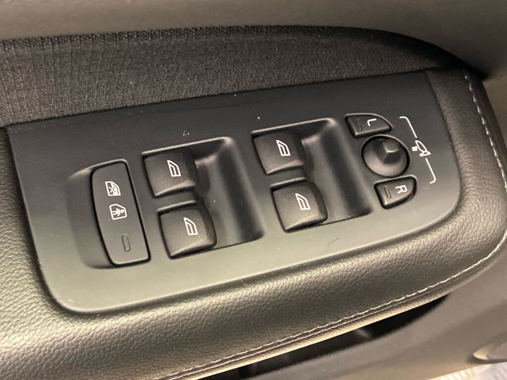 Volvo V60 2019 Musta