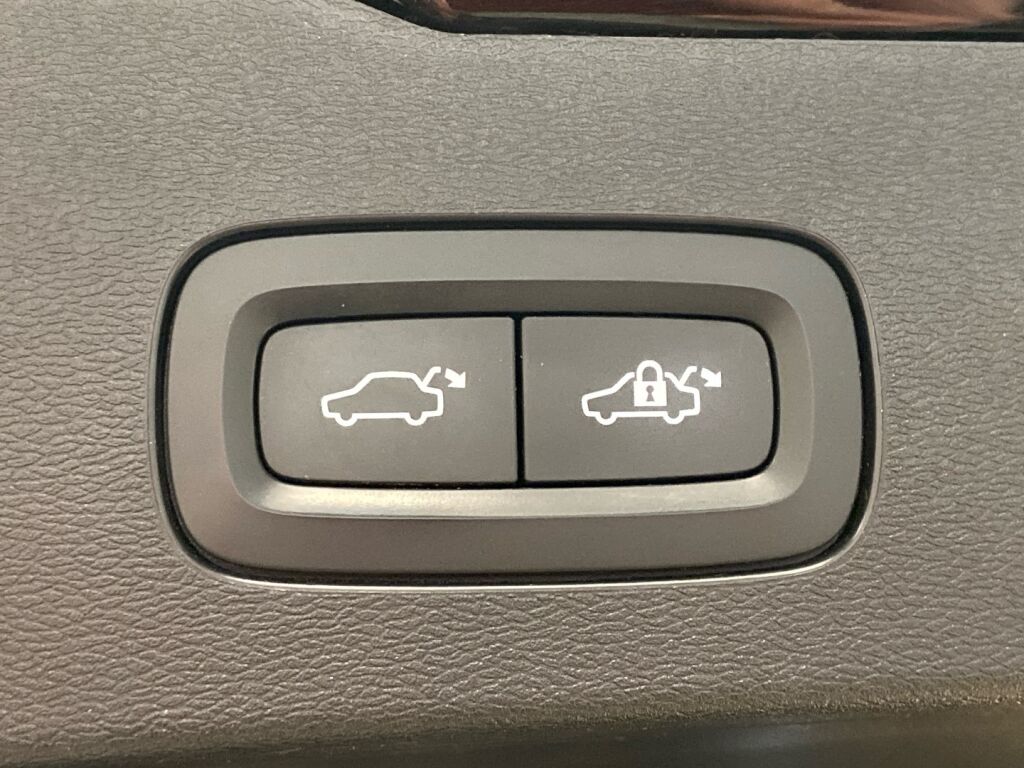 Volvo V60 2019 Musta