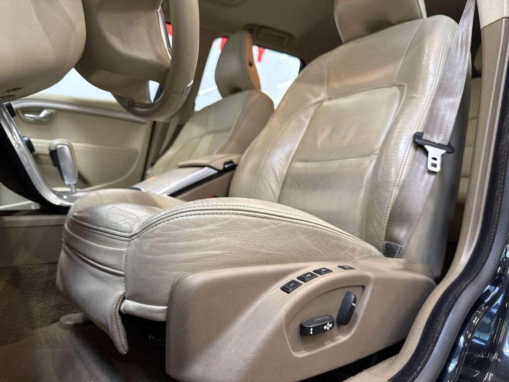 Volvo V70 2011 Musta