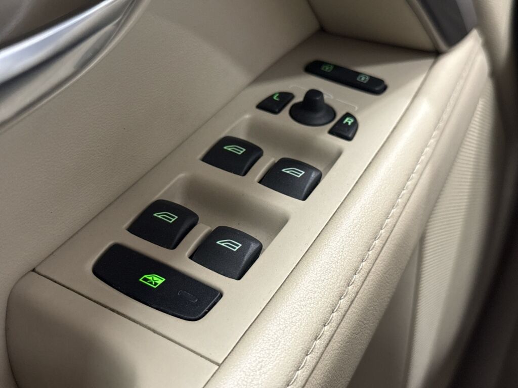 Volvo V70 2011 Musta