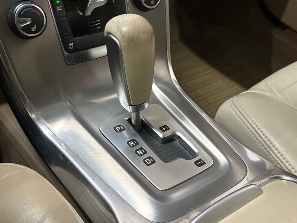 Volvo V70 2011 Musta