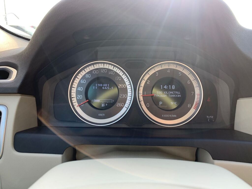 Volvo V70 2011 Musta