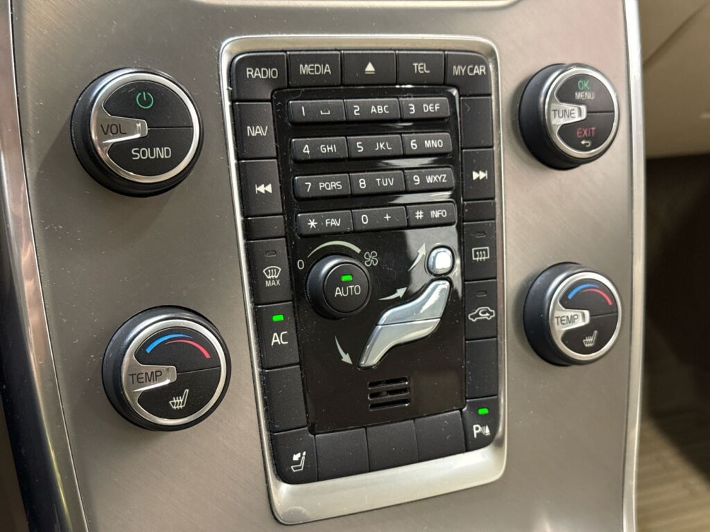 Volvo V70 2011 Musta