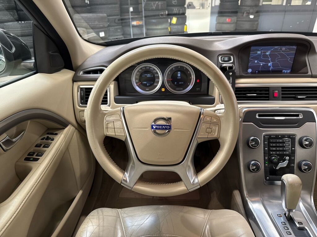 Volvo V70 2011 Musta