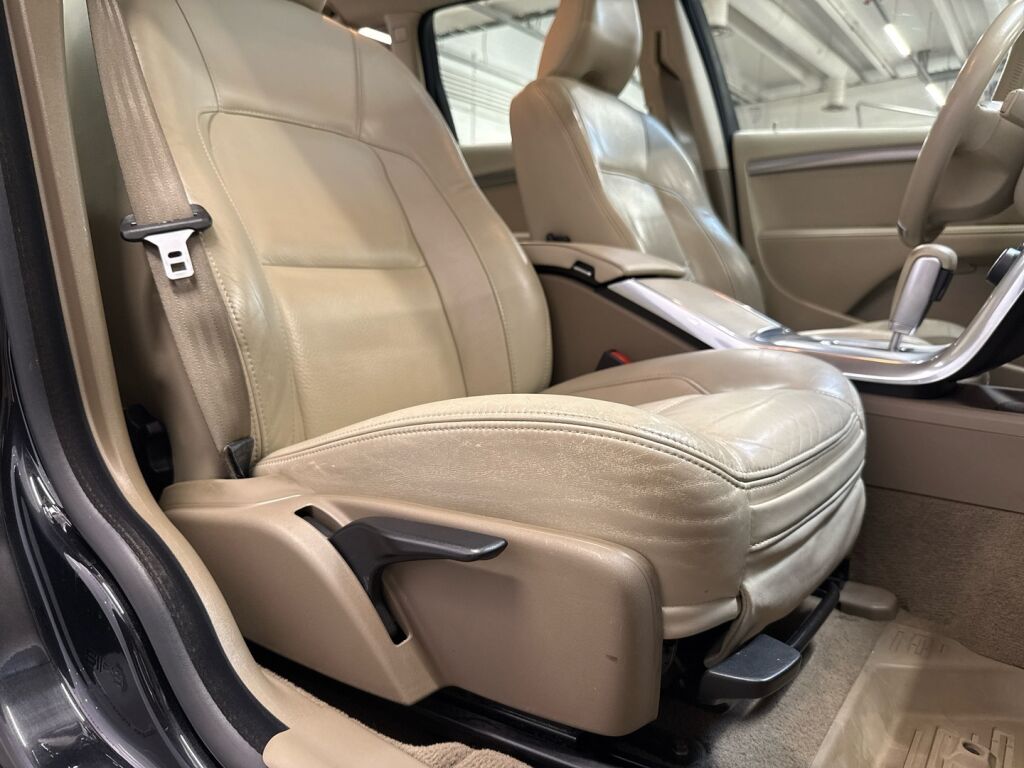 Volvo V70 2011 Musta