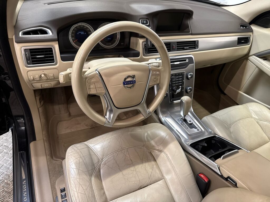 Volvo V70 2011 Musta