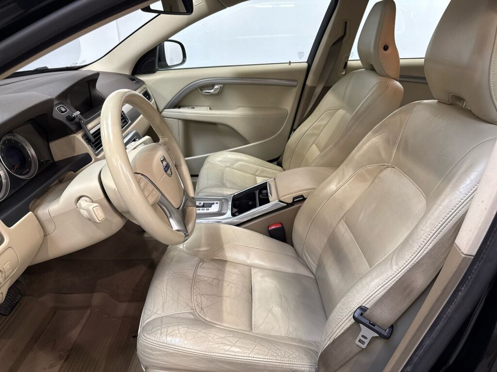 Volvo V70 2011 Musta