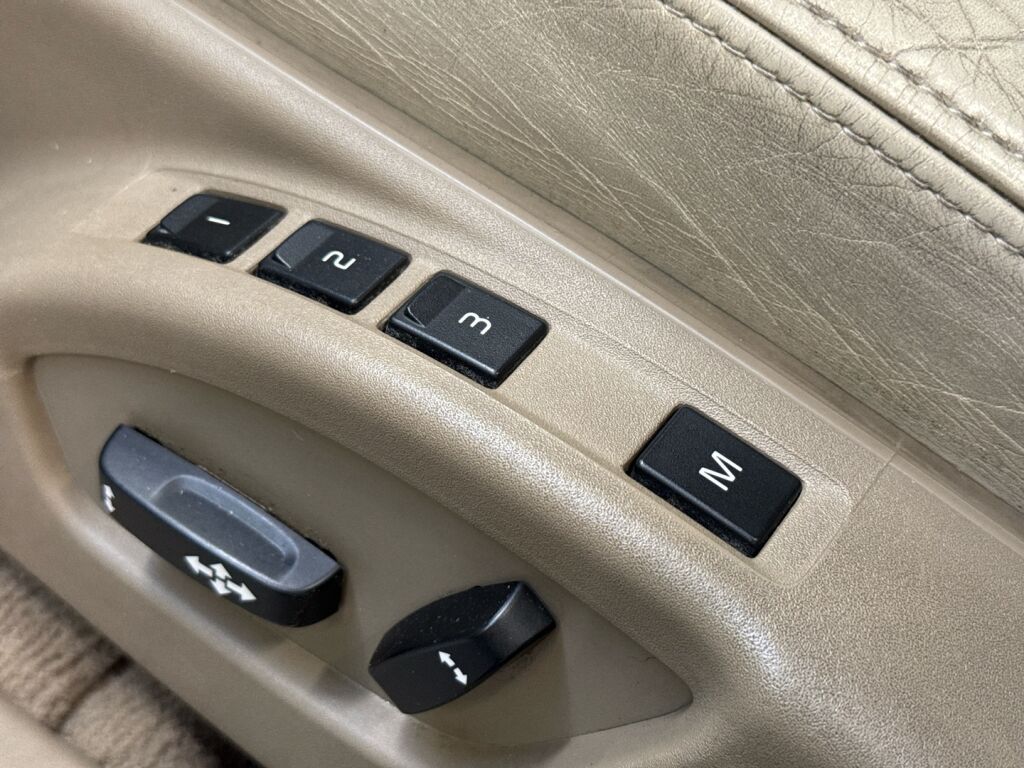 Volvo V70 2011 Musta