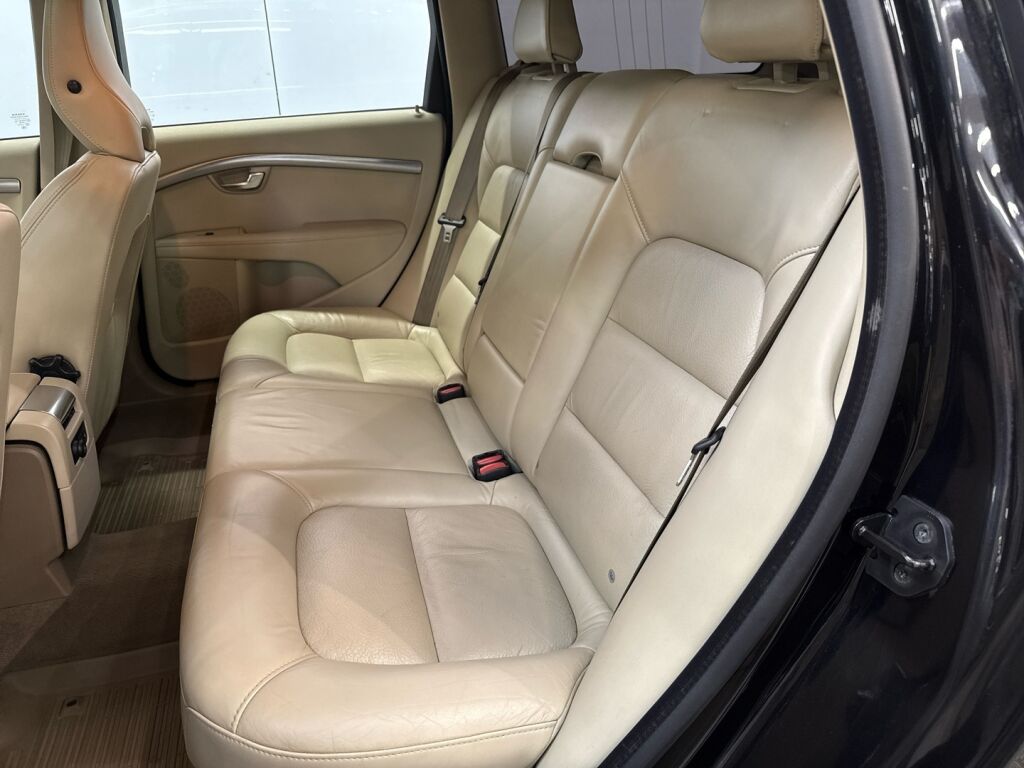 Volvo V70 2011 Musta