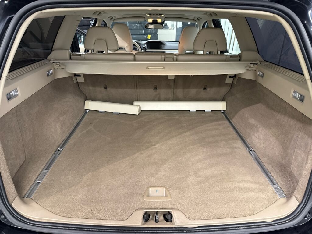 Volvo V70 2011 Musta