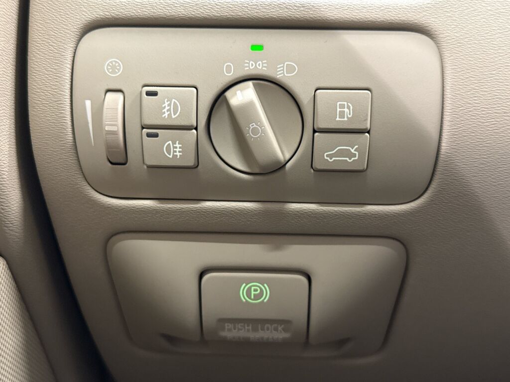 Volvo V70 2011 Musta