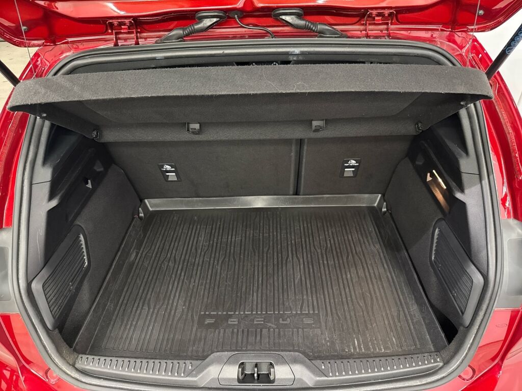 Ford Focus 2020 Punainen