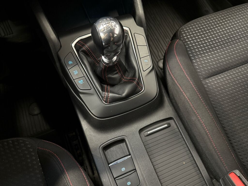 Ford Focus 2020 Punainen