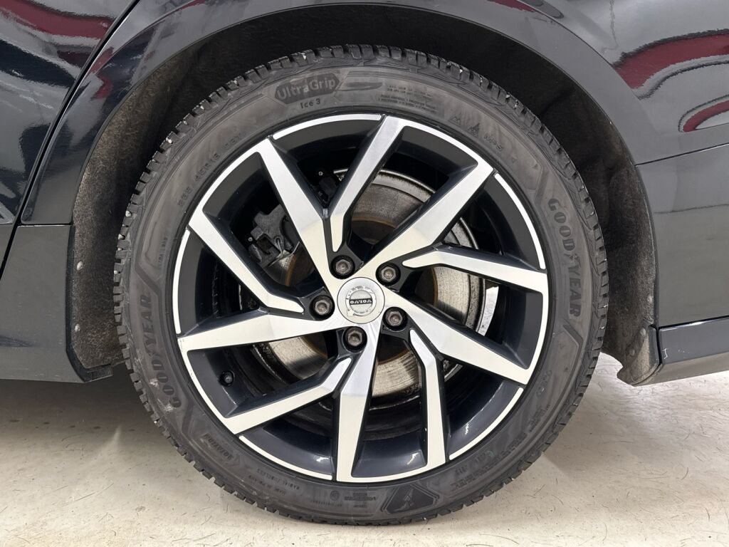 Volvo V60 2020 Musta