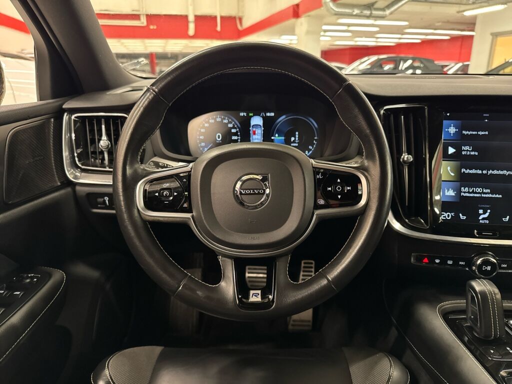 Volvo V60 2020 Musta