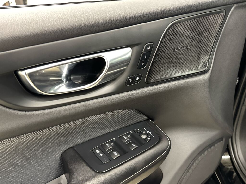 Volvo V60 2020 Musta