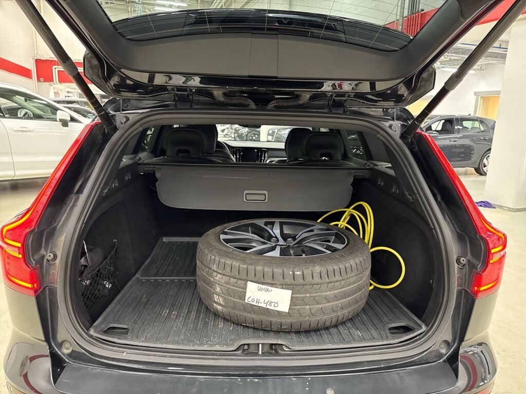 Volvo V60 2020 Musta