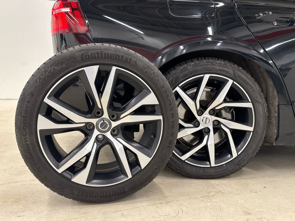 Volvo V60 2020 Musta