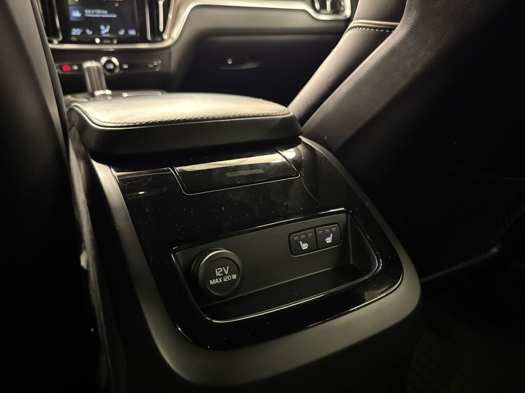 Volvo V60 2020 Musta