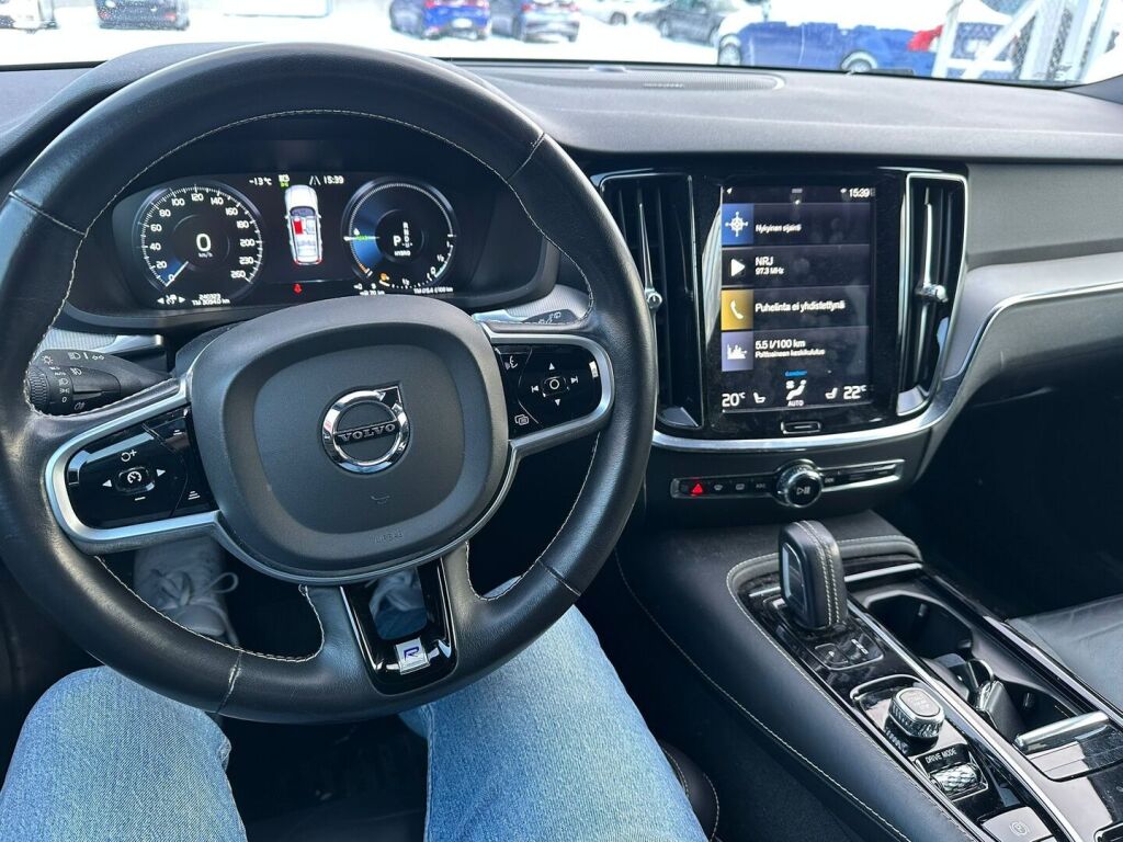 Volvo V60 2020 Musta