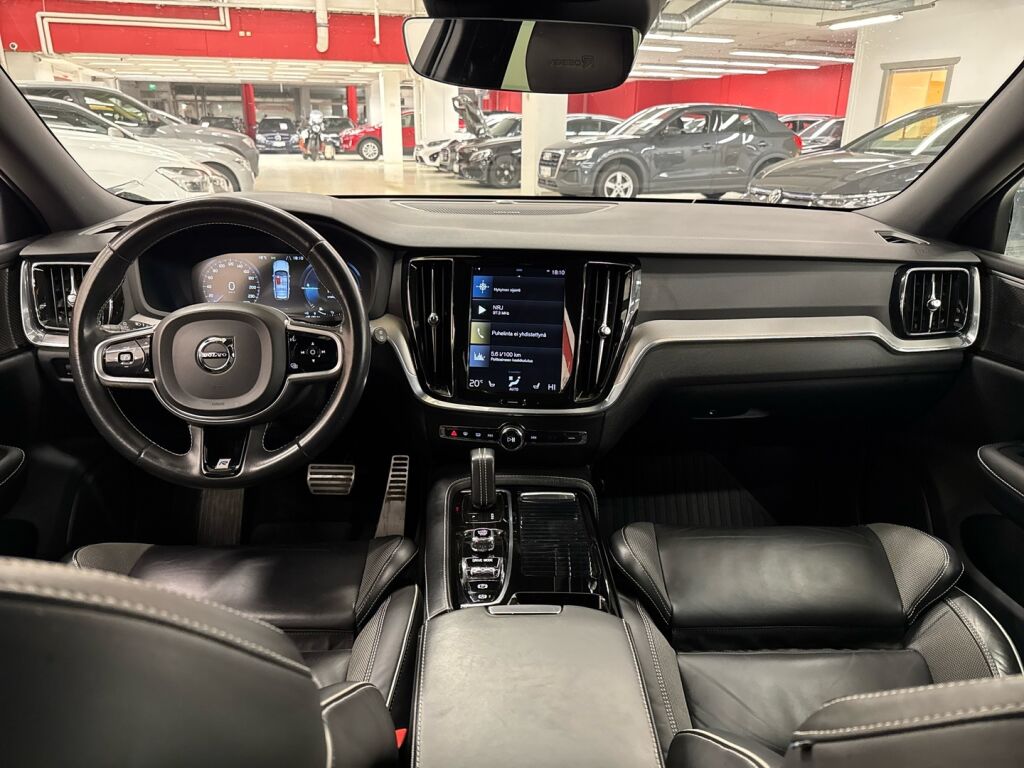 Volvo V60 2020 Musta