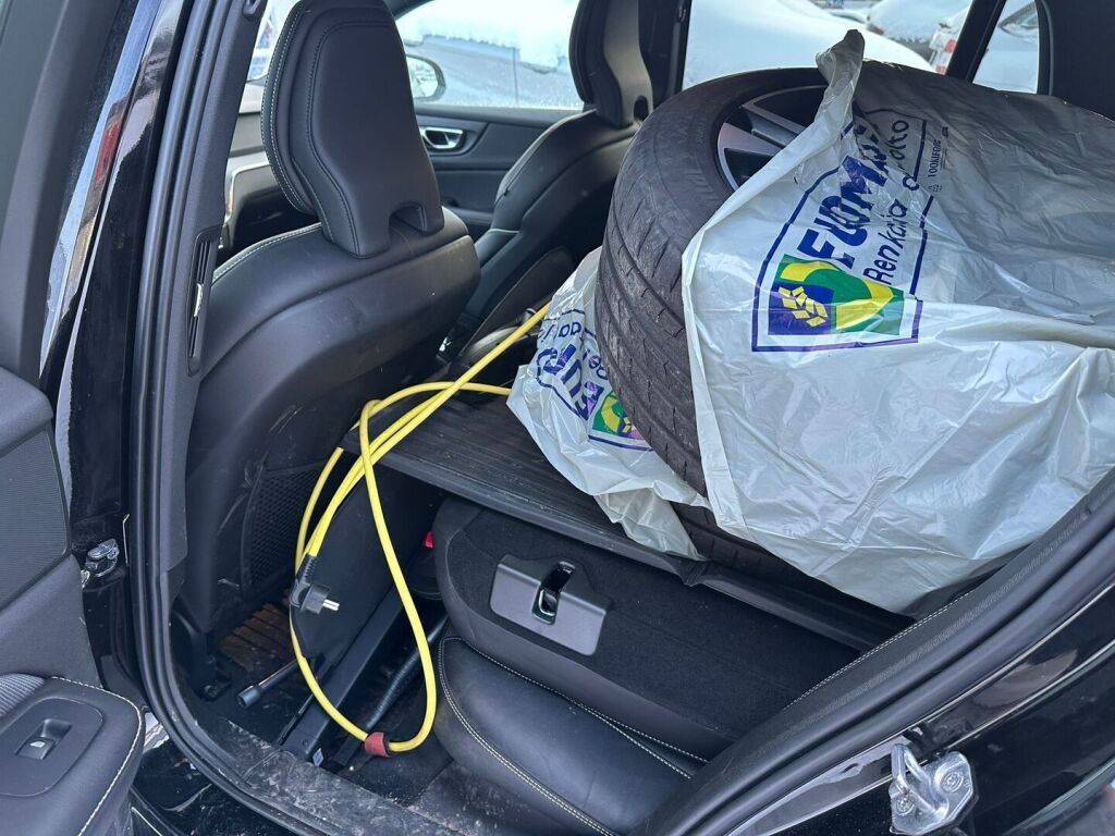 Volvo V60 2020 Musta