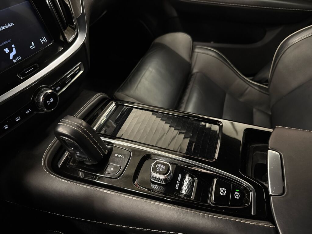 Volvo V60 2020 Musta