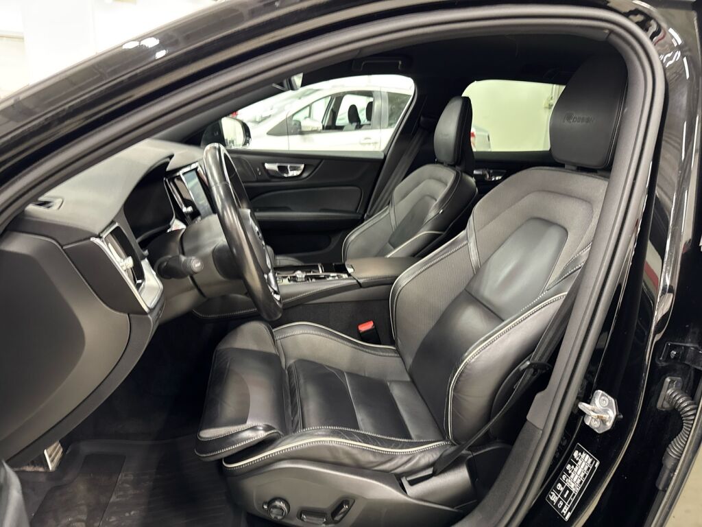 Volvo V60 2020 Musta