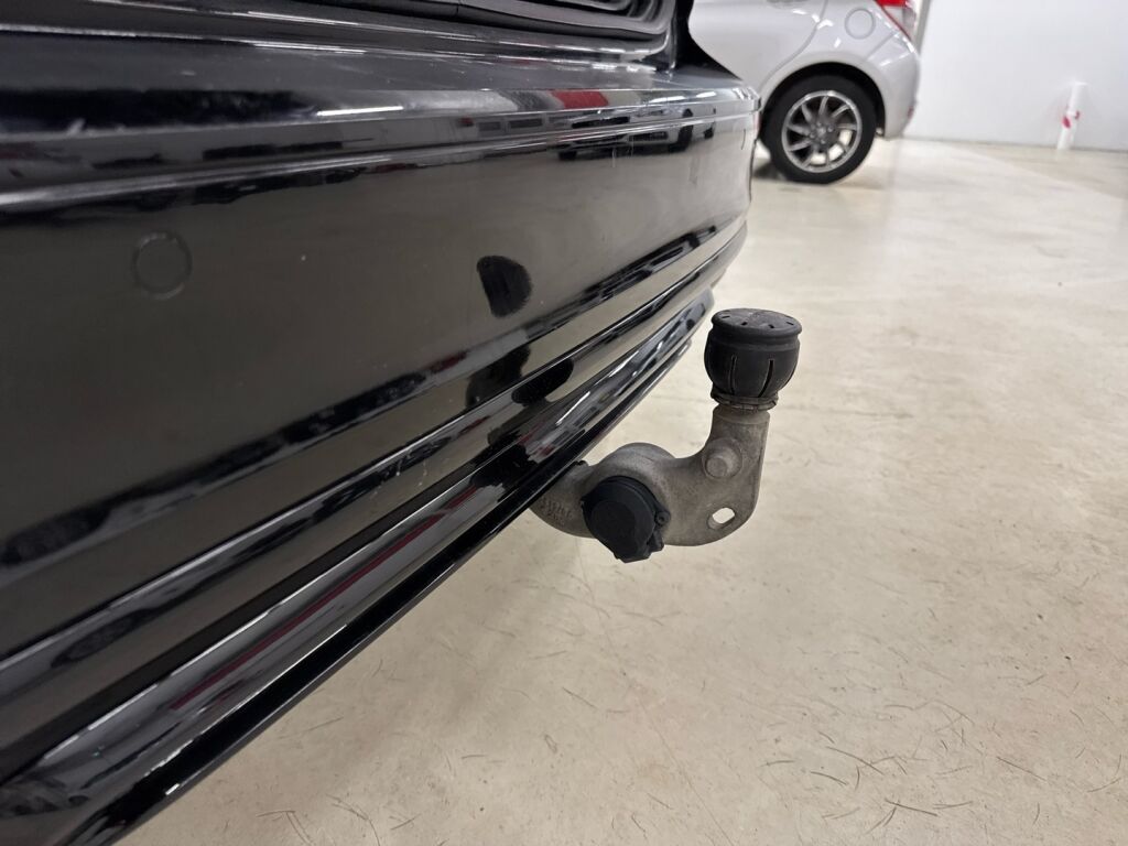 Volvo V60 2020 Musta