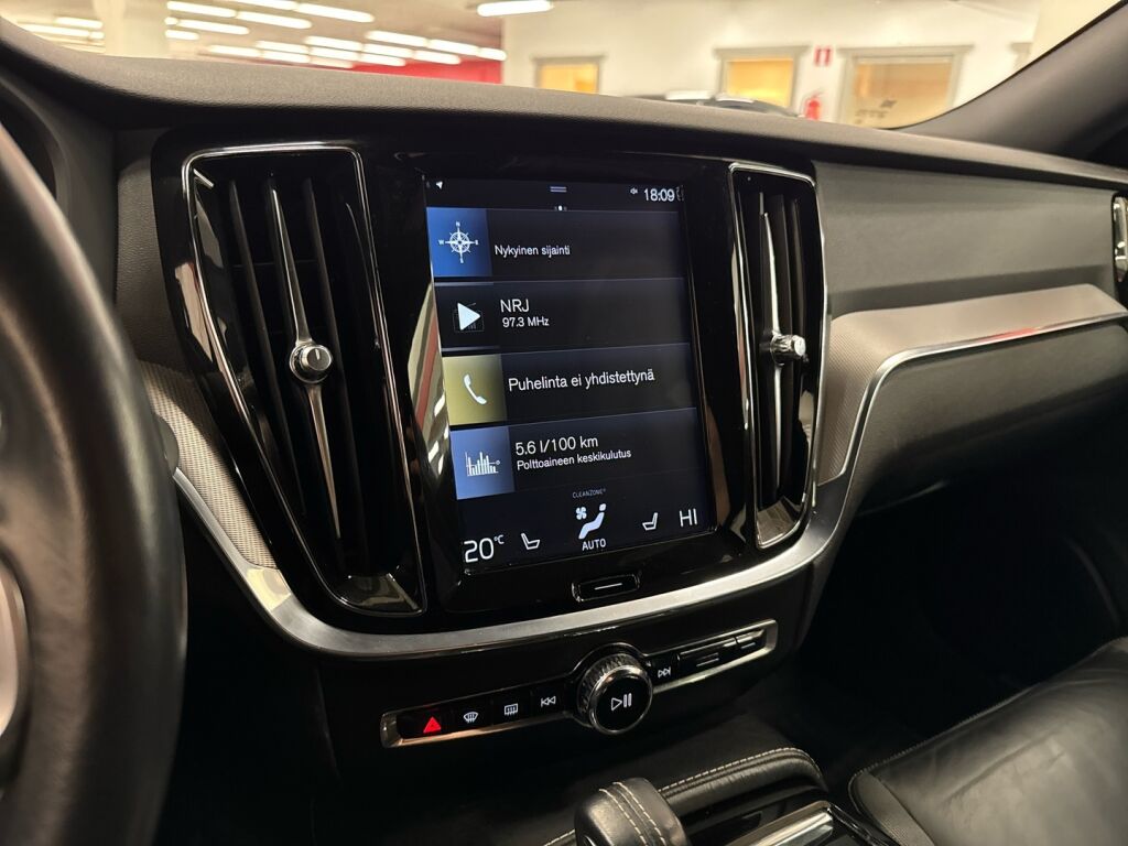 Volvo V60 2020 Musta