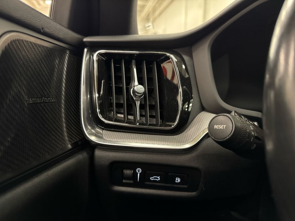 Volvo V60 2020 Musta