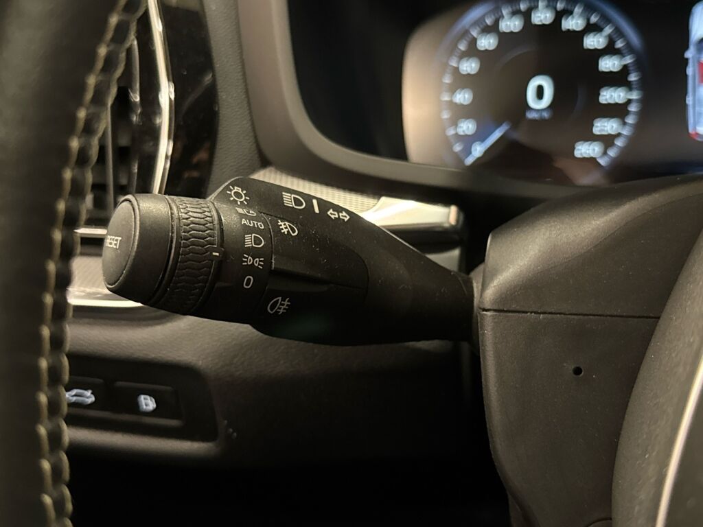 Volvo V60 2020 Musta